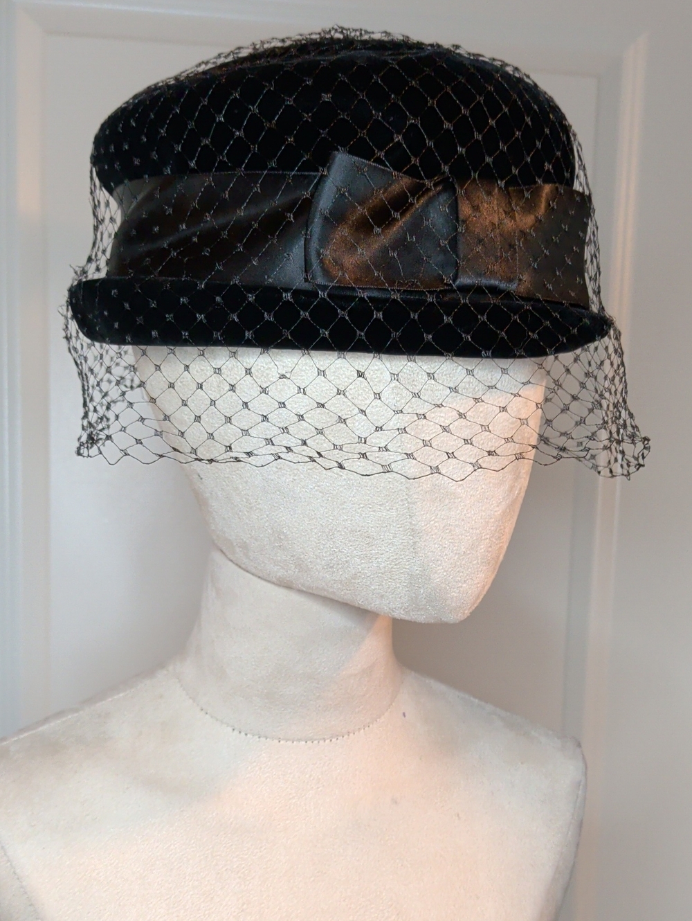 Vintage 50s Black Velvet Cloche Hat Satin Bow Netting Dreyfuss & Son Dallas TX